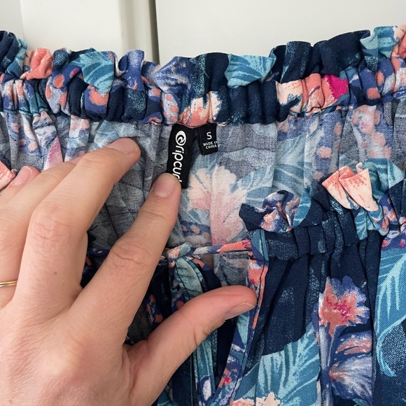 Rip Curl off the shoulder floral crop top - Picture 3 of 6